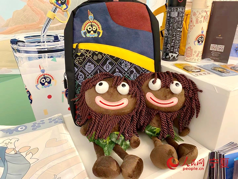以贺兰山岩画为灵感设计的文创产品。人民网 赵茉钰摄