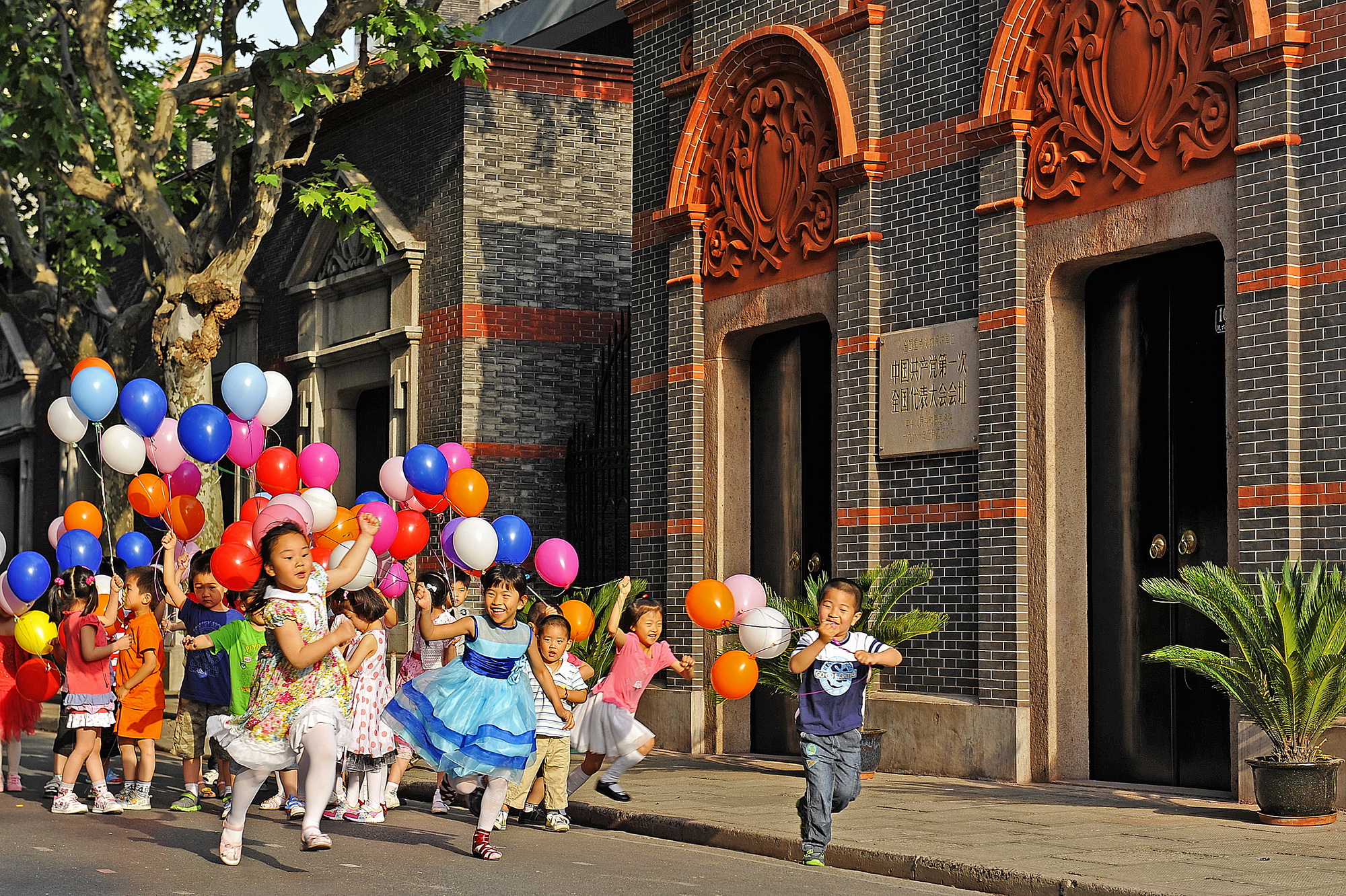 （用）儿童在“一大”会址纪念馆前放飞彩球.jpg