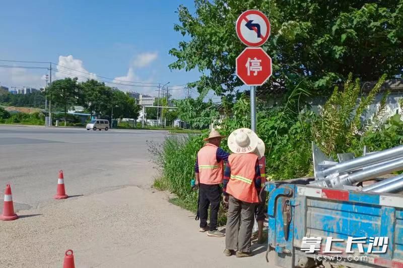 在兴联路支路增设“禁止左转”“禁停”警示标牌