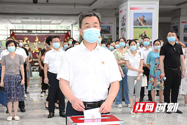 市委副书记、代市长陈竞将选票投入投票箱。.jpg