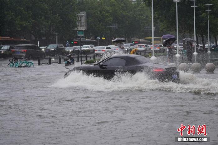资料图:7月20日,河南郑州,车辆经过积水路段。<a target='_blank' href='http://www.chinanews.com/'><p align=