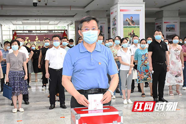 益阳市委书记、市人大常委会主任瞿海填写选票后投入投票箱。.jpg