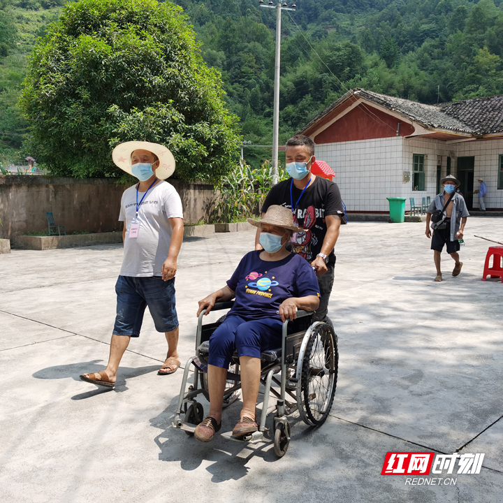 2021年8月4日，志愿者向佐斌、向建勇协助村民进行核酸检测.jpg