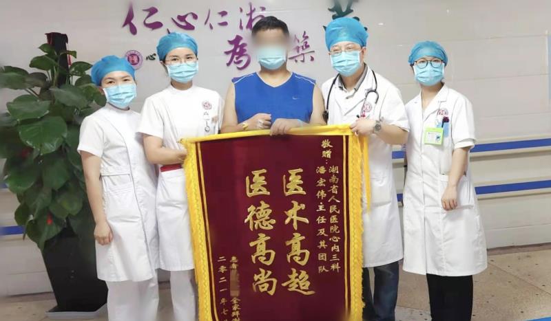 王先生经治疗后明显好转,送锦旗表示感谢。 王先生经治疗后明显好转,送锦旗表示感谢。