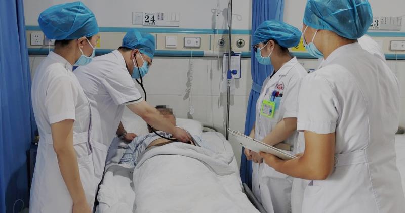 湖南省人民医院阳军主任医师为王先生检查。均为长沙晚报通讯员 周妍 吴娟 吴威 供图 湖南省人民医院阳军主任医师为王先生检查。均为长沙晚报通讯员 周妍 吴娟 吴威 供图