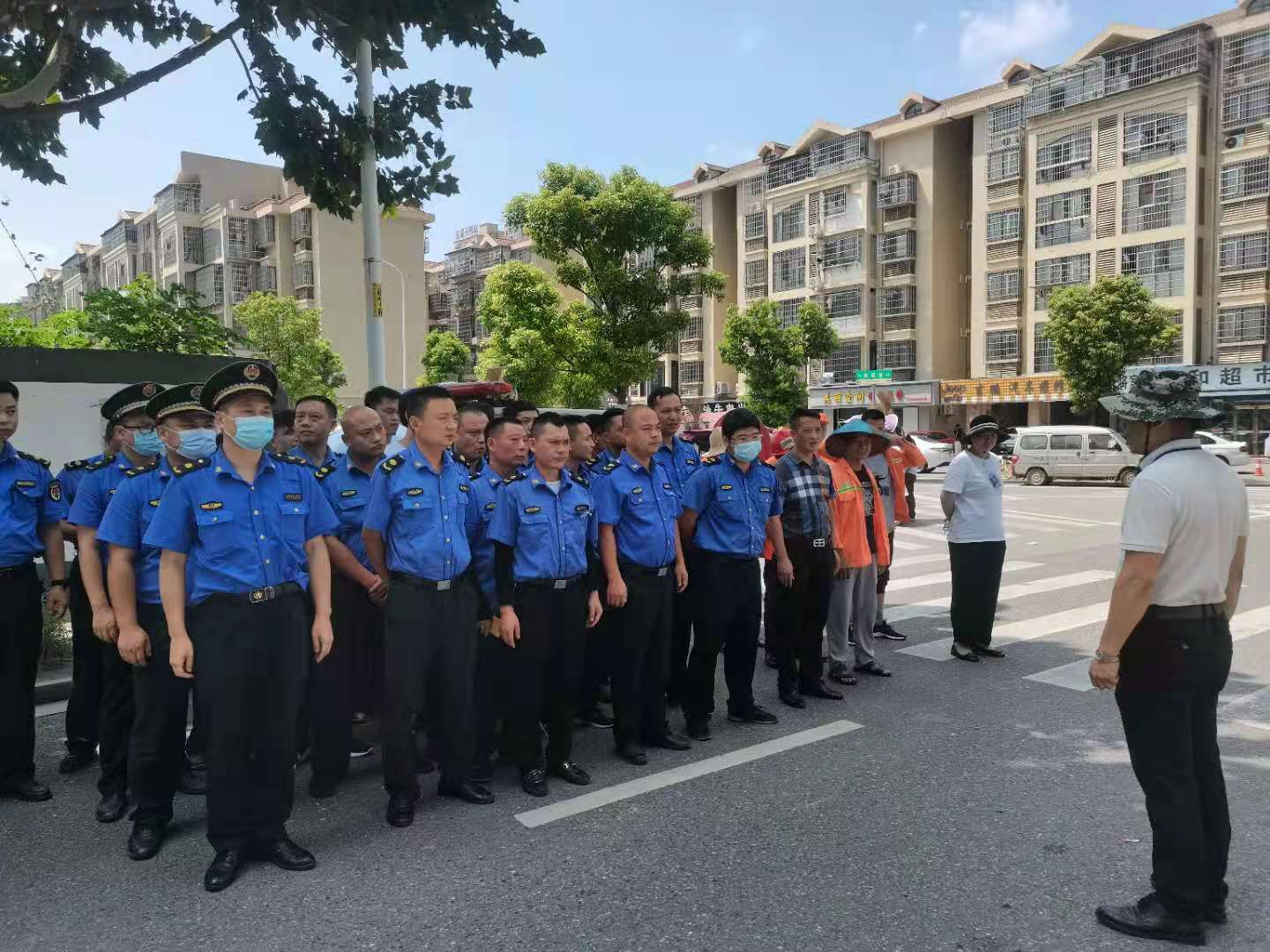 雨花区高桥街道联合城管、环卫等部门，对“扰民菜园”进行取缔。长沙晚报通讯员  章锦 摄