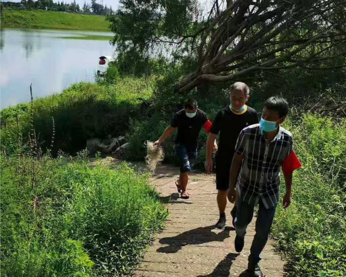 同时,还组织人员每天对辖区内河堤,沟渠进行巡查,围绕河渠清淤除杂,防