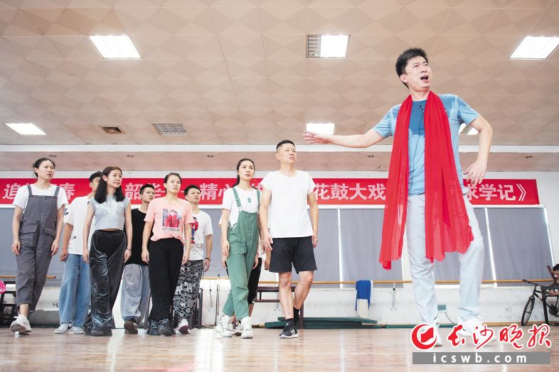 　　王勇（右一）饰演蔡和森。均为长沙晚报全媒体记者 黄启晴 刘晓敏 摄影报道