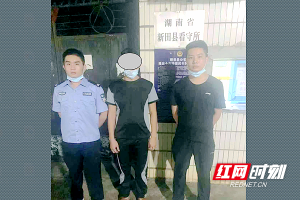 民警将嫌疑人送进看守所。.png