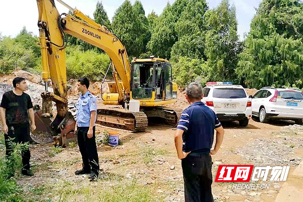 民警为失主追回被盗挖掘机。.jpg