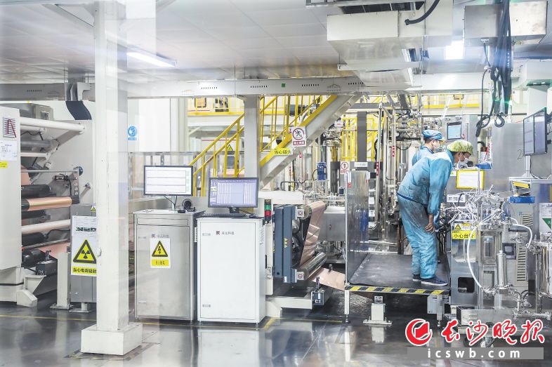 　　长沙弗迪电池生产车间。长沙晚报全媒体记者 易亿 摄