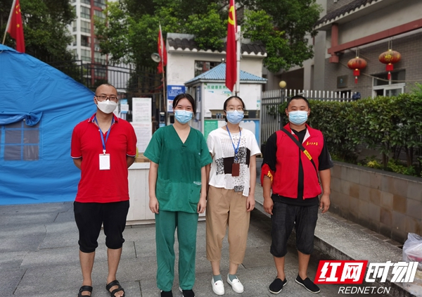 8.22慈利中医院2个医生在前门合影_副本.jpg