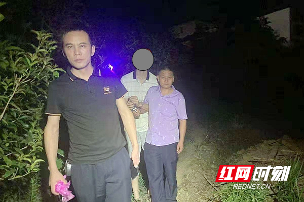 民警在乡村抓获。jpg.jpg