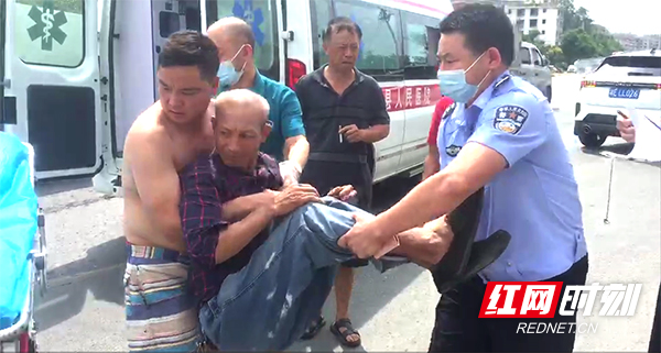 新邵交警“警医联动”快速高效救助事故伤员.jpg