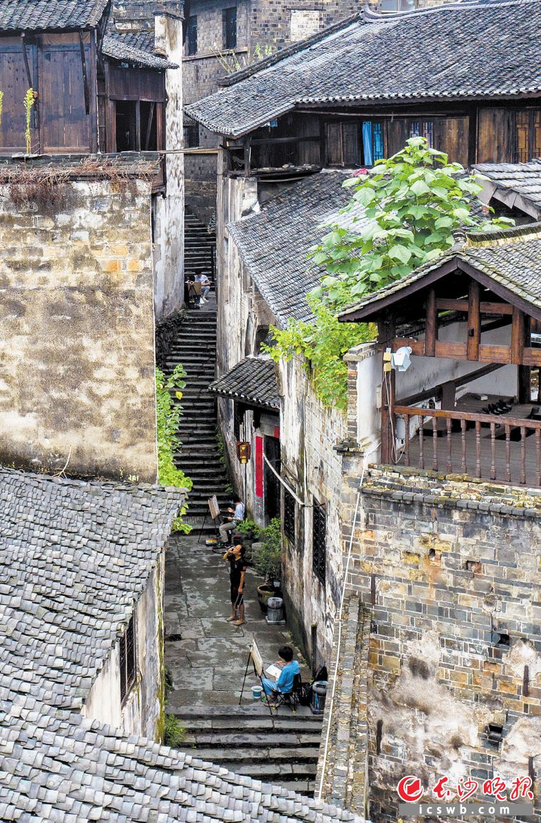 　　洪江古商城保留有数百座完好的历史建筑，斑驳的灰白砖墙，青色的飞檐翘角让人流连忘返。