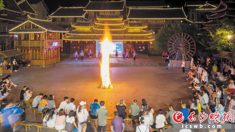 　　夜晚，游客们围成一圈，观看侗族特色的篝火晚会。均为长沙晚报全媒体记者 邹麟 摄
