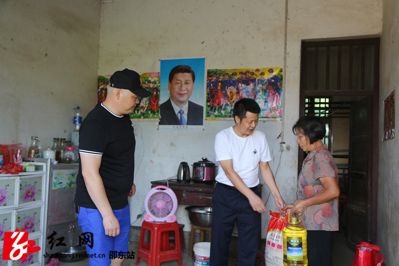 图为李亮雄慰问困难家庭_副本.jpg
