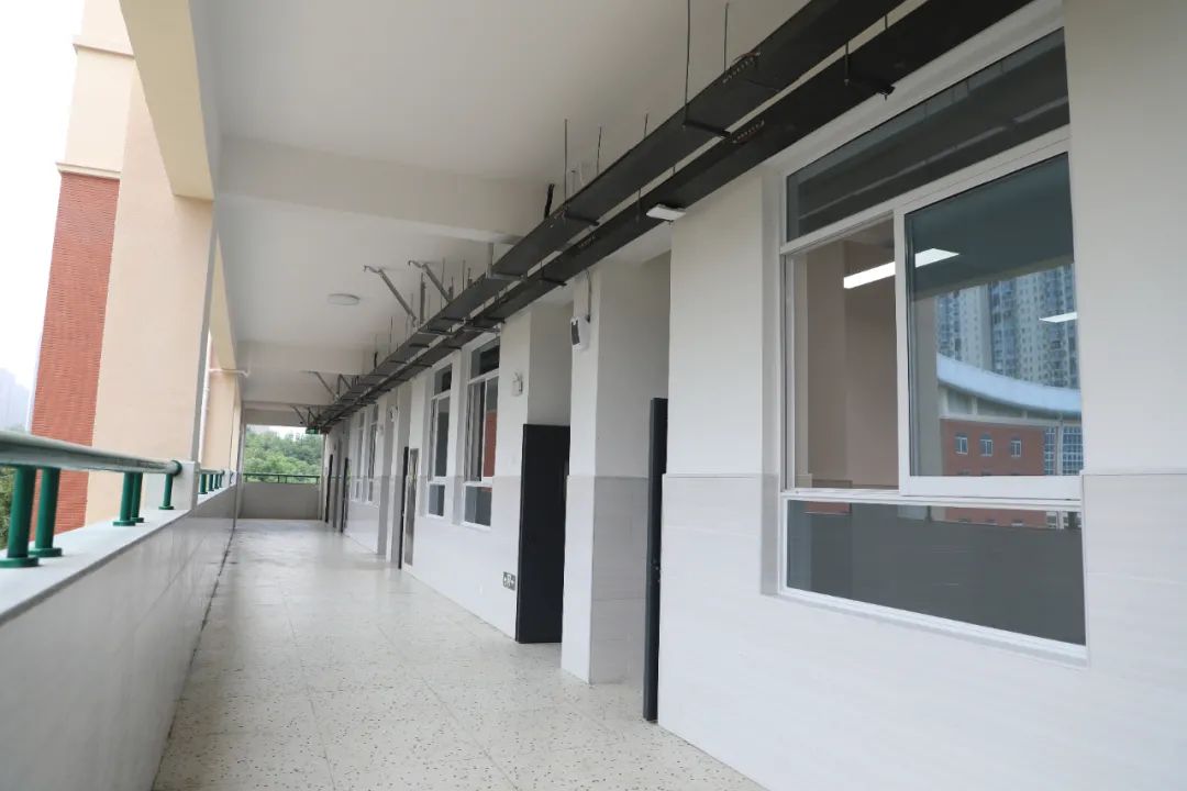 社会新闻 正文长郡月亮岛学校第二小学 扩建综合楼的设计 延续了"长郡