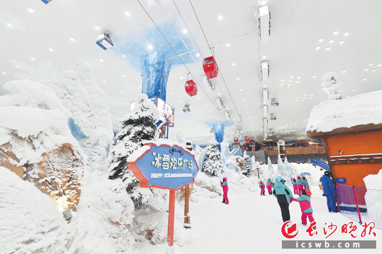 　　湘江欢乐城欢乐雪域，仿佛“冰雪奇缘”童话世界。资料照片