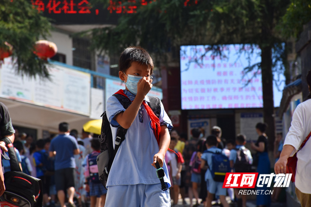 梅湾小学门口学生戴口罩_副本.jpg