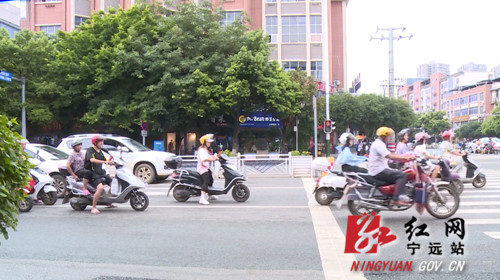 宁远：紧盯头盔不放松   “戴帽工程”见成效01_副本500.jpg