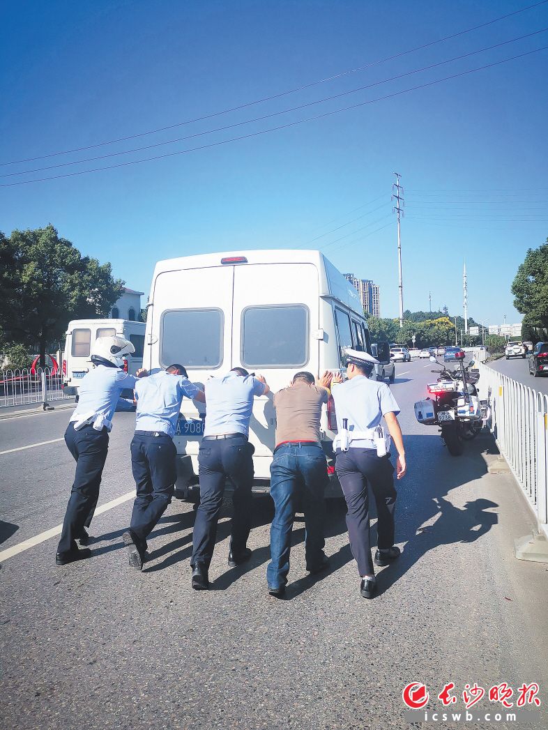 　　8月30日晚高峰，天心交警铁骑中队出动4名警力和车主一道合力将抛锚车辆推到了路旁。交警供图