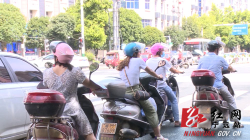宁远：紧盯头盔不放松   “戴帽工程”见成效02_副本500.jpg