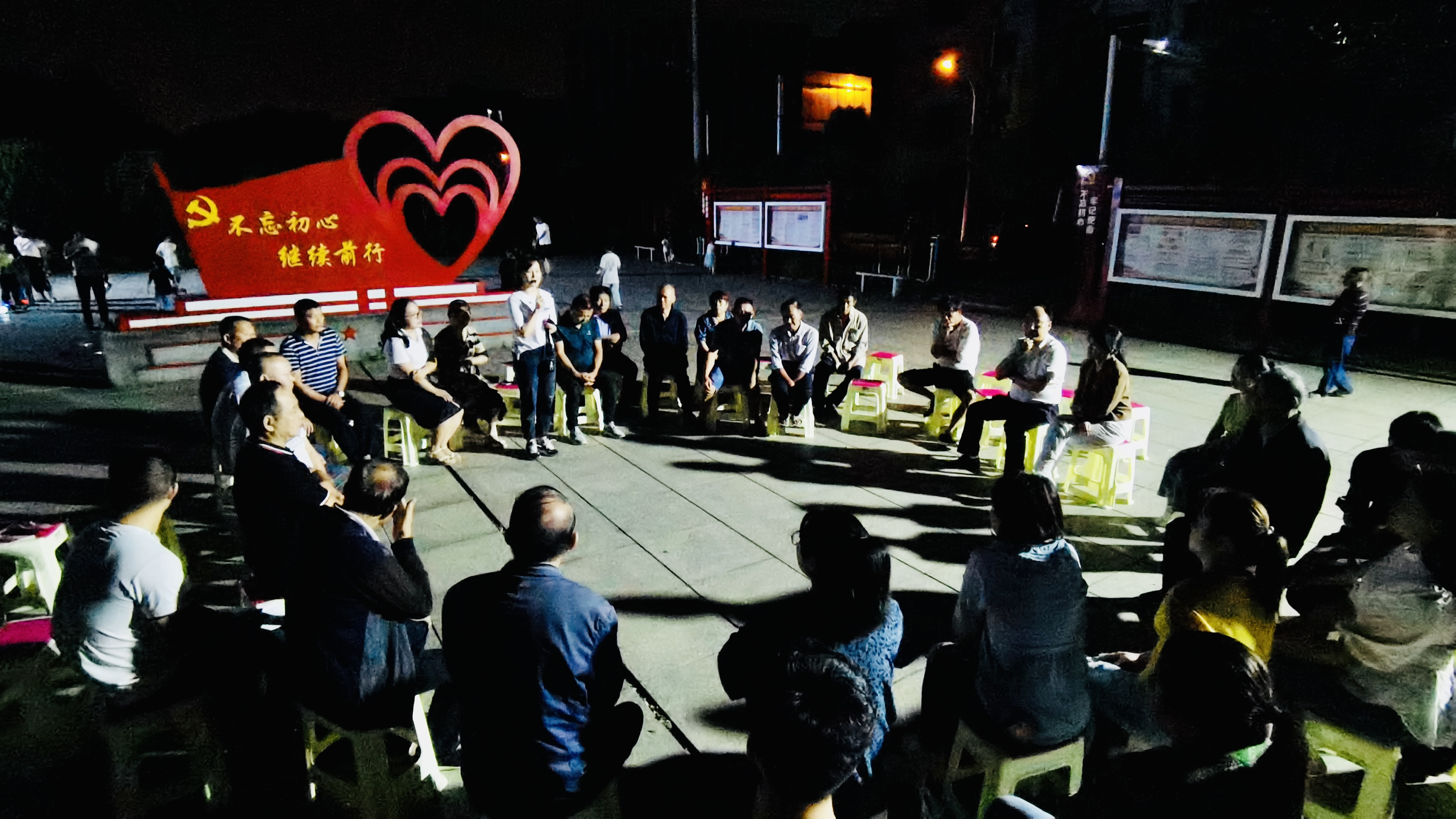 利用村民夜间乘凉休闲时间开一场“屋场夜话”,青年宣讲队员接地气的宣讲吸引了众人参与。 通讯员 陈杨军 供图 利用村民夜间乘凉休闲时间开一场“屋场夜话”,青年宣讲队员接地气的宣讲吸引了众人参与。 通讯员 陈杨军 供图