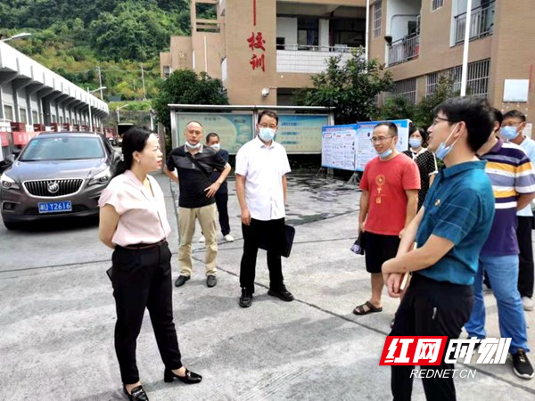 副县长宋建萍与学校领导班子成员亲切交谈。.jpg
