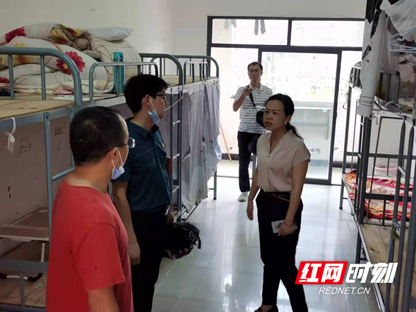 副县长宋建萍在查看男生宿舍。.jpg