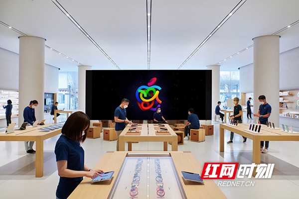 Apple_Changsha_RetailTeamMembers_09012021_big.jpg.large.jpg