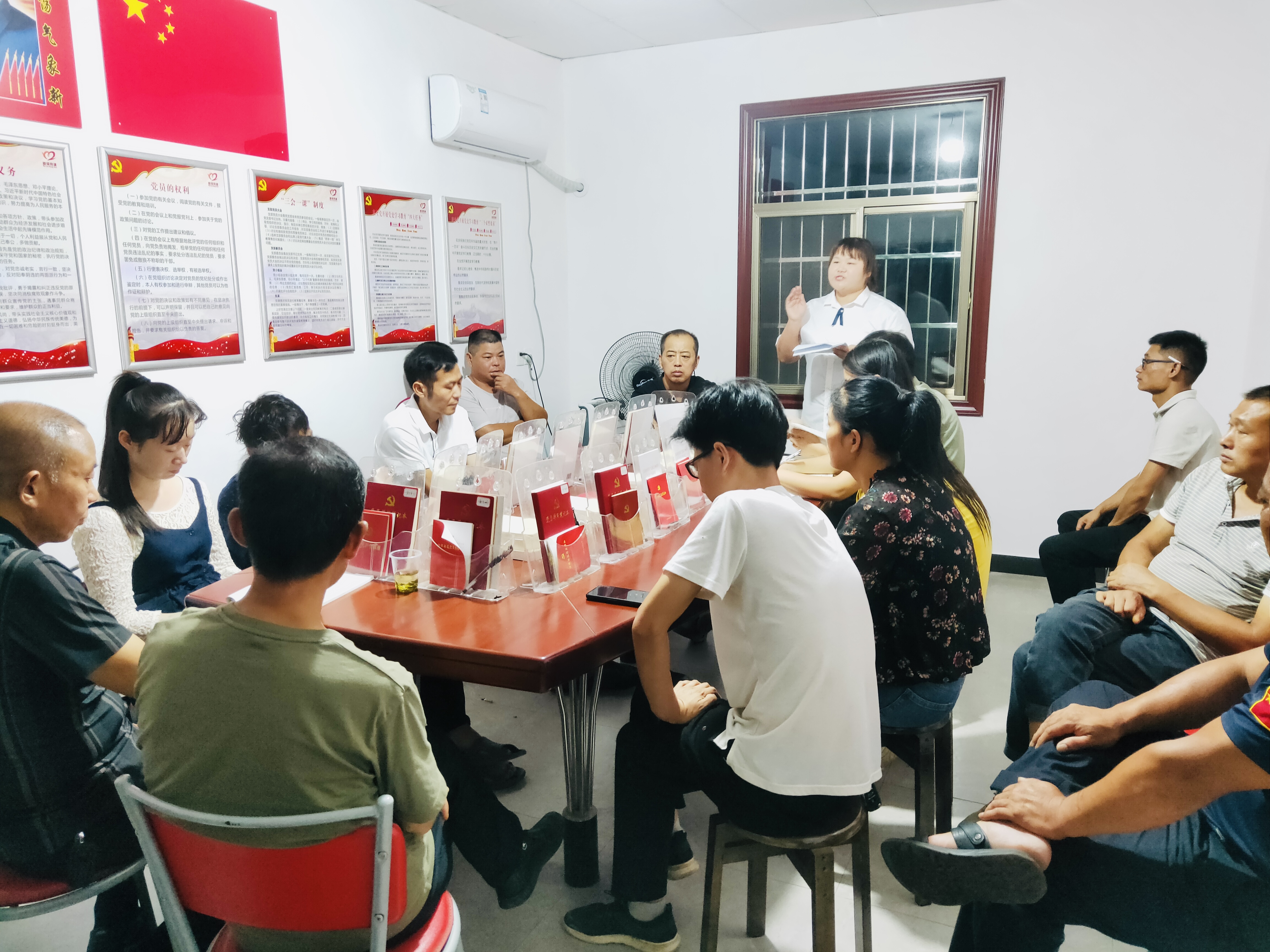 青年宣讲队员走进村党小组阵地,宣讲习近平总书记“七一”重要讲话精神,调解矛盾纠纷。 通讯员 陈杨军 供图 青年宣讲队员走进村党小组阵地,宣讲习近平总书记“七一”重要讲话精神,调解矛盾纠纷。 通讯员 陈杨军 供图