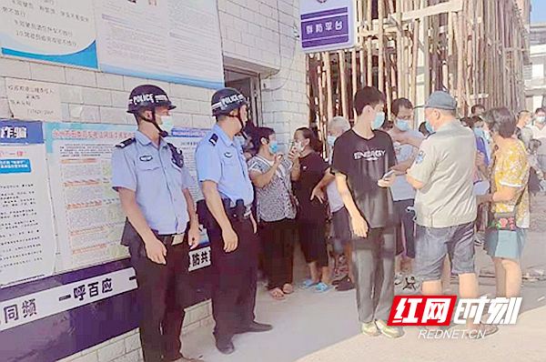 民警在学校门口值勤。2.jpg