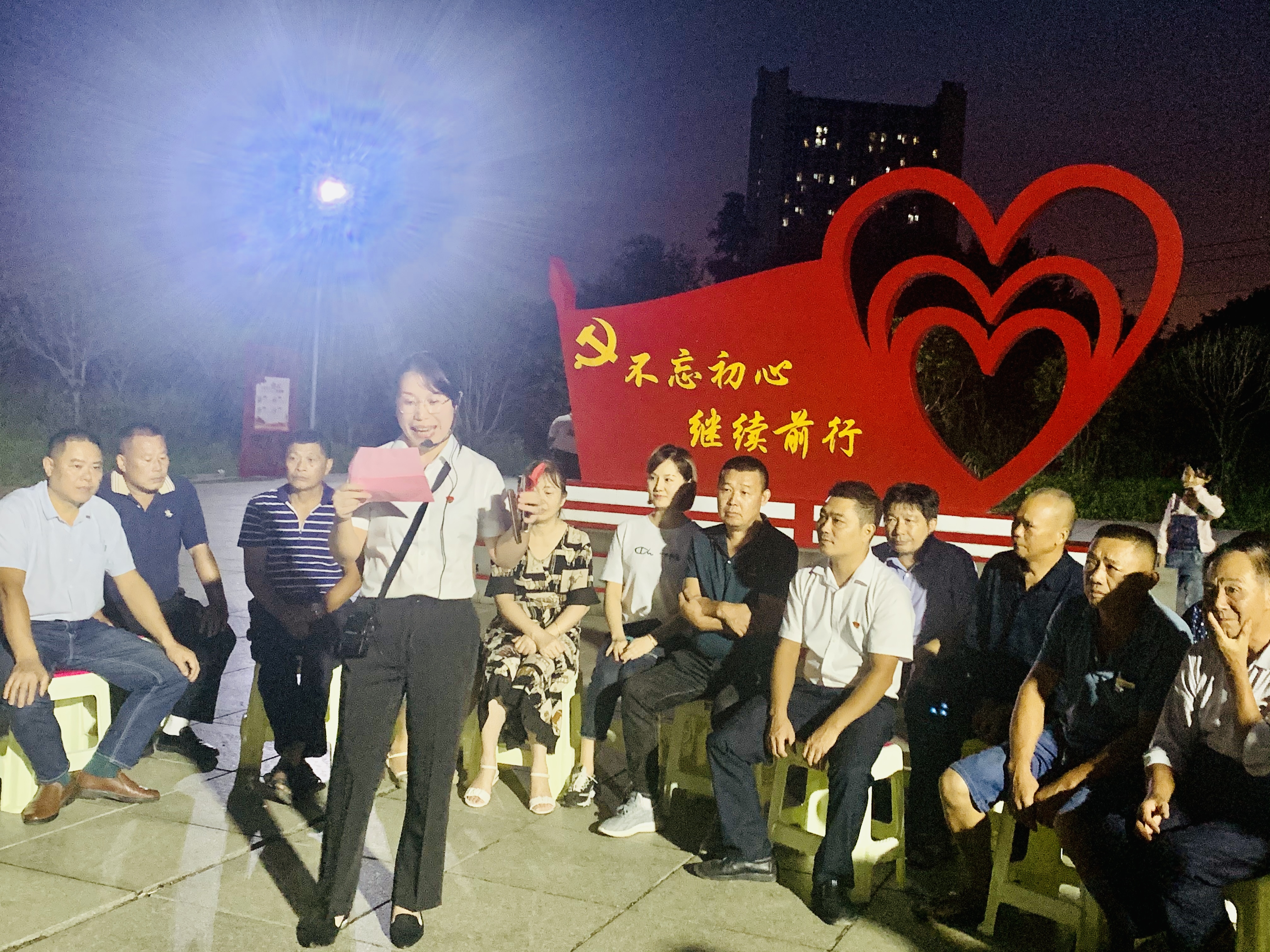 打起小竹板,来一场大家喜闻乐见的“快板说”,轻轻松松调解矛盾。通讯员 陈杨军 供图 打起小竹板,来一场大家喜闻乐见的“快板说”,轻轻松松调解矛盾。通讯员 陈杨军 供图