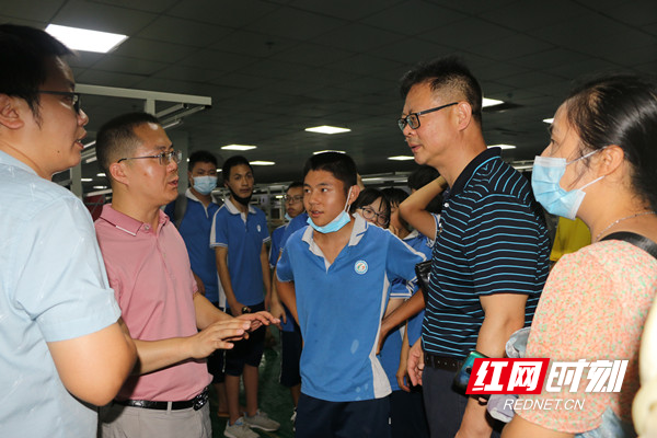 学校领导与企业工作人员交流.JPG 学校领导与企业工作人员交流.JPG