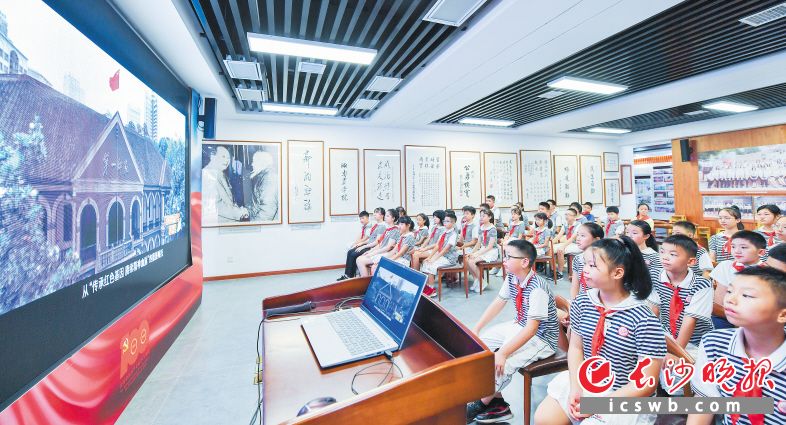 　　9月2日上午，在芙蓉区修业学校，学生们在观看《湘江说理》。长沙晚报全媒体记者 邹麟 摄