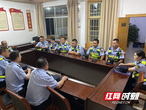 为保证行动前高度保密和纪律性,9月2日晚上20：00，县交通运输综合行政执法大队对临时抽调的执法人员集合进行战前动员部署.jpg
