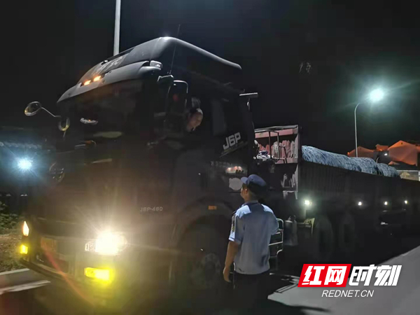 县交通执法大队在千云公路及廖茶公路开展突击整治行动01.jpg
