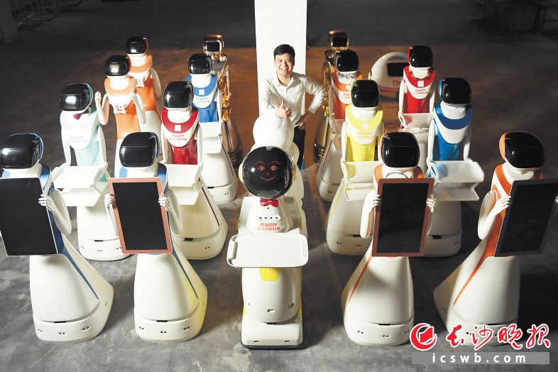 　　湖南人工智能科技有限公司生产的智能服务机器人。            长沙晚报全媒体记者 黄启晴 摄