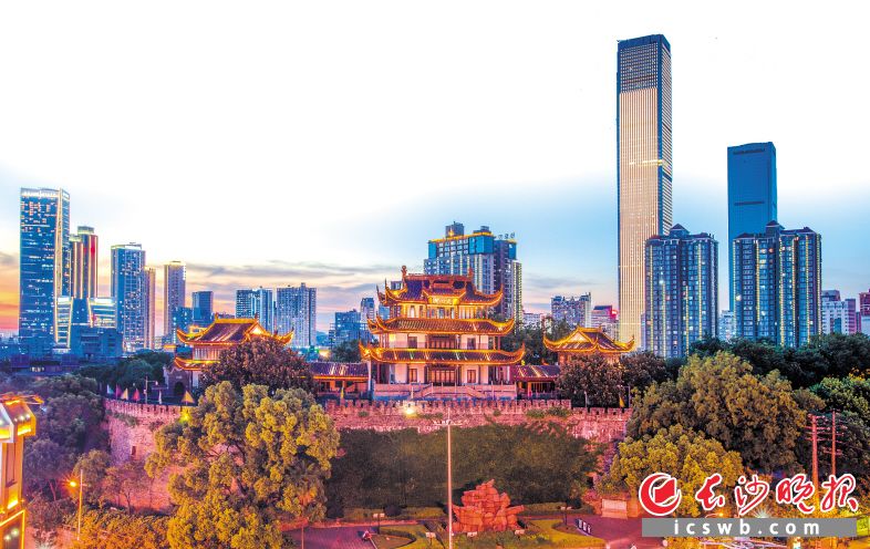 　　华灯初上，天空的余晖与天心阁相得益彰，彰显着长沙古城新貌的独特魅力。 　　长沙晚报全媒体记者 邹麟 摄