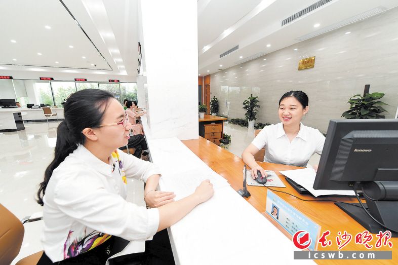 　　→近年来，长沙不断优化营商环境，简政放权减少审批环节。图为企业工作人员在湖南湘江新区政务服务中心的一站式审批窗口办理相关业务。长沙晚报全媒体记者 黄启晴 摄