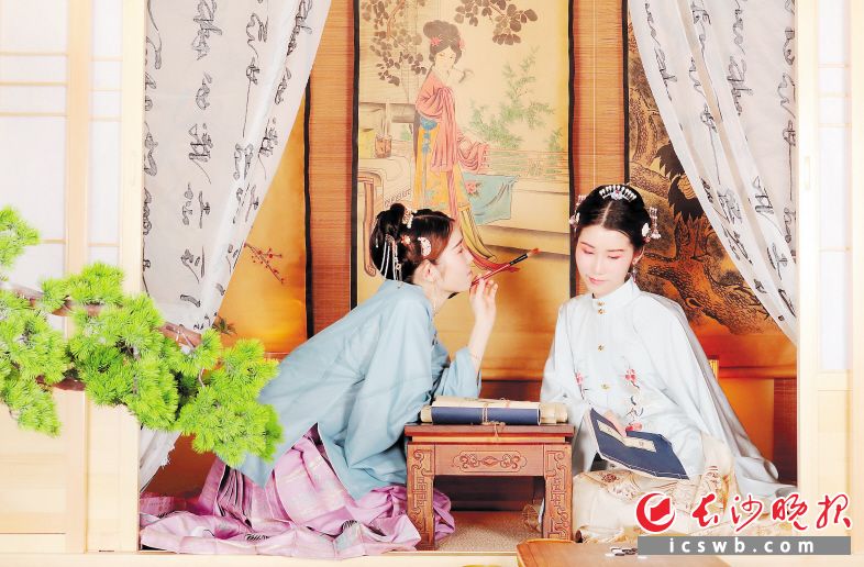 　　在金星中路的这家换装自拍馆，道具、布景、服装一应俱全，前来体验的大学生乐在其中。　　长沙晚报全媒体记者 刘攀 摄