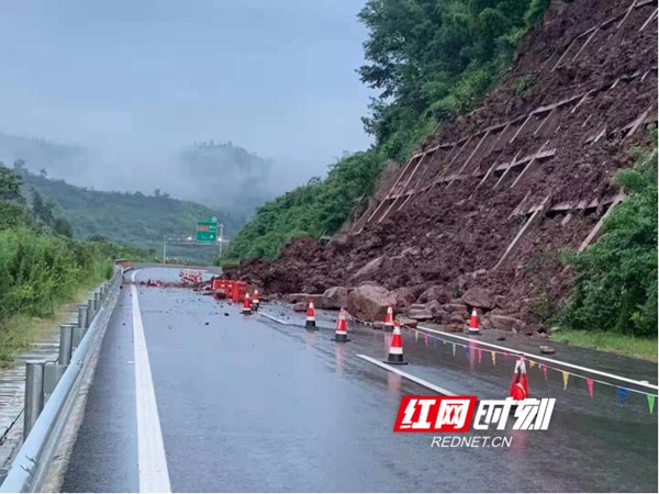 封闭交通后,高速公路边坡塌方未造成车辆损伤与人员伤亡.