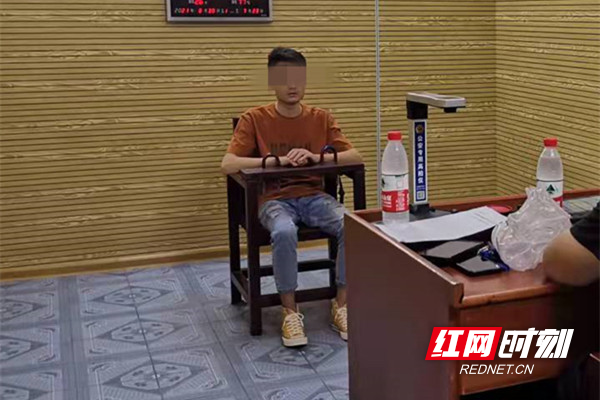 杨某在接受调查.jpg