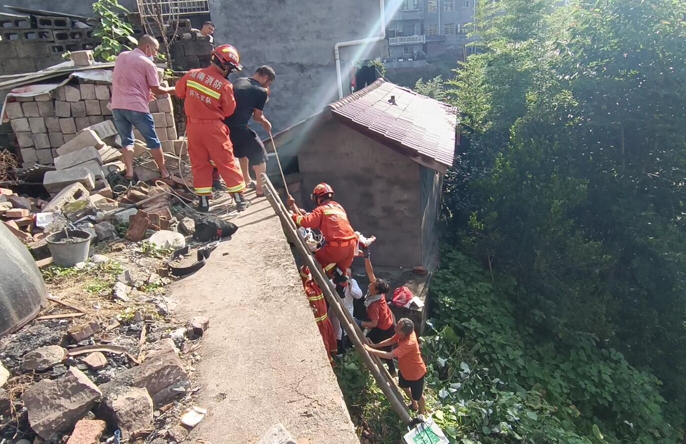 怀化沅陵：一男子失足跌落悬崖  沅陵消防紧急救助2 (1).jpg