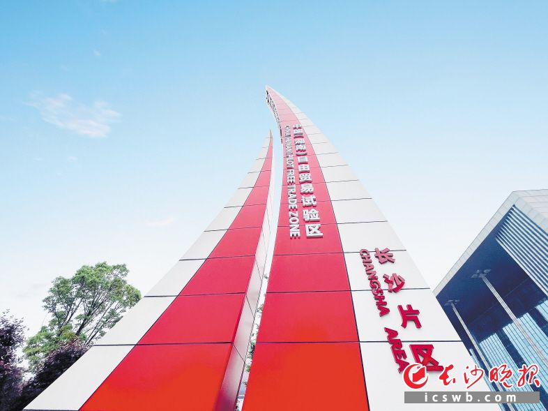 　　叠加自贸区、临空区、综保区、跨境电商综试区四区优势，长沙临空经济示范区释放强大动能，成为湖南对外开放高地和向东发展的重要引擎。      李甜 摄