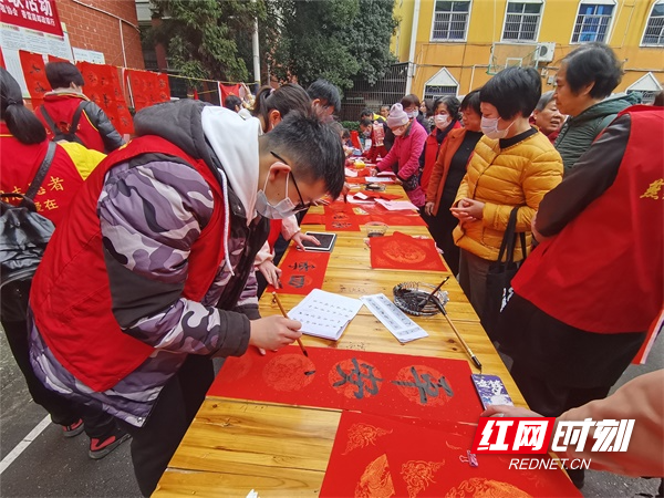 图一2月3日，振兴社区新时代文明实践站在华宁花园小区开展“温情圆梦微心愿·新春他乡亦故乡”—“就地过年”暖心行动暨“喜迎牛年·传递祝福”送春联活动.jpg
