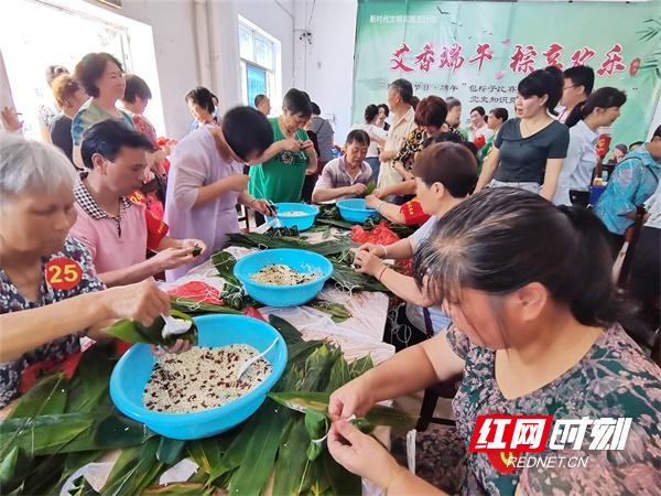 图四6月11日，振兴社区在华宁花园活动室开展“艾香端午•粽享欢乐”包粽子比赛暨“百年党史•共忆荣光”党史知识竞赛活动.jpg