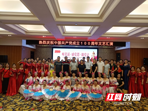 图六6月27日，振兴社区开展“我们的中国梦，湖湘文化进万家”建党100周年进社区文艺演出.jpg