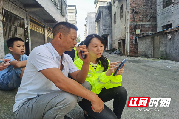 工作人员主动上门为群众推广ETC，助力智慧绿色出行。_副本.jpg
